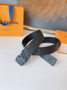 特 L0Uis Vuit0N最新面料 新品原单腰带老鼠货 宽度4.0Cm 编码M0717 以进口天然小牛皮材质饰有标志性的精密压纹精品字母搭扣时尚 新潮尽显个性