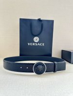 宽度4.0Cm Versace 范思哲 此款柔软的皮带饰3D美杜莎腰带扣，可搭配正装或休闲牛仔装。