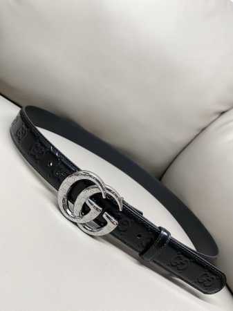 3.0宽度 品牌创作总监Sabato De Sarno匠心打造全新Gg Milano系列，向米兰这座富有活力的都市致敬。Gg Milano系列焕新演绎品牌经典元 - 点击图像关闭