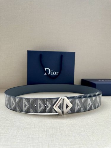特 宽度4.0Cm 这款腰带扣采用全新的 Cd Diamond 标志造型，以不锈钢打造。可与各式 40 毫米腰带搭配，打造个性造型。