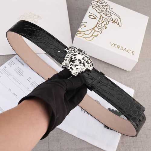 Versace 范思哲 爆款鳄鱼纹 双面头层 采用精挑细选进口牛皮 手感柔软细腻 做工精致与专柜1:1品质 商务既有时尚的男士腰带火爆中 宽度4.0Cm