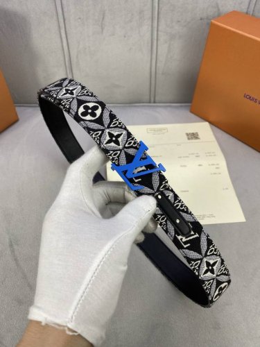 3.0宽 图案与繁复 Monogram 图案交织，展现 Monogram Confidential 方巾的灵感启发。桑蚕丝和牛皮革构筑细腻质感，Lv 搭扣焕现优