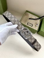 特 宽度4.0Cm Gucci Marmont系列每一季都会推陈出新，为灵感源于70年代的标志性gg配件注入现代精髓。Su E帆布印花 腰带反面采用咖啡色原版牛