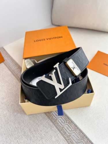 品名： Lv..路易..威登腰带皮带原单 型号：挂扣，经典纯钢材质挂扣，头层牛皮，图片实物拍摄 材料：头层牛皮，挂扣系列，纯钢材质扣头，钯镀电镀工艺永不掉色。原