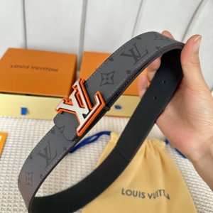 特 寬：40Mm 驢家新品 寬度40Mm 驢家ss24早春新品腰帶系列 意大利原廠皮料 扣頭採用雙拼視覺效果工藝 全方位精打細磨 精密度厚金電鍍 雙面用