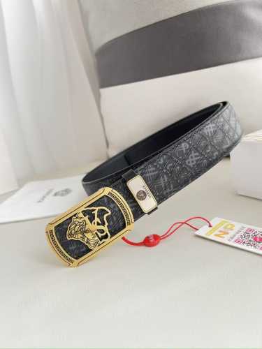 品名：Versace.范思哲原单腰带 皮带 型号：挂扣，经典人头纯钢材质扣头，头层牛皮，图片实物拍摄 材料：百分百头层牛皮，保证真皮。24K纯钢扣双面可用专柜同