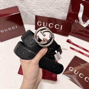 特 Gucci 男士腰带 4.0Cm宽 新款互扣式双G带扣腰带 采用热压技术精制而成 触感厚实 印花图案清晰分明.