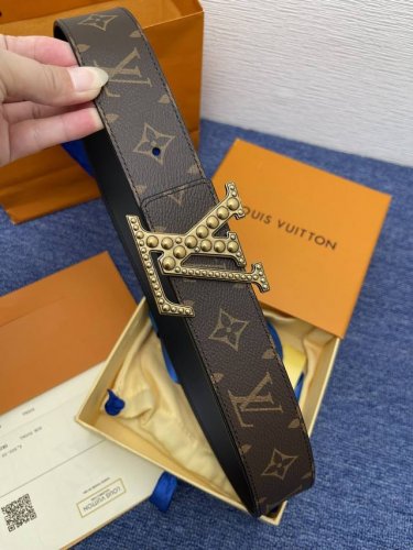 品牌 LV 4.0cm 特 描述 这款饰有LV带扣的腰带配以水牛皮衬里，覆以Monogram 牛皮。展现细腻的品牌特质，是牛仔裤的理想配件 LV字母带扣 Mon