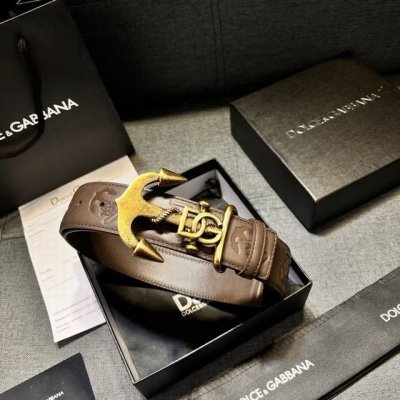 Dolce&Gabbana 全新软质小牛皮腰带，缀以个性化徽标搭扣。小牛皮腰带，搭配徽标装饰搭扣: 腰带宽度：40 Mm 镀钌金属搭扣 意大利制造 带面:牛皮革