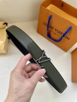 Lv Attract 双面腰带拥有微弧形边缘和摩登形状末端，再为金属 Lv 搭扣融入螺旋结构。经典色彩和不同纹理呈现两式风尚，实现多种造型可能。 。