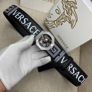 宽度4.0Cm Versaec饭范思哲此款时尚平纹腰带由柔软的小牛皮革制成，饰有立体美杜莎搭扣。