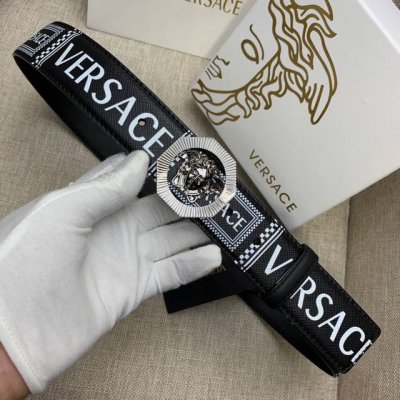 宽度4.0Cm Versaec饭范思哲此款时尚平纹腰带由柔软的小牛皮革制成，饰有立体美杜莎搭扣。