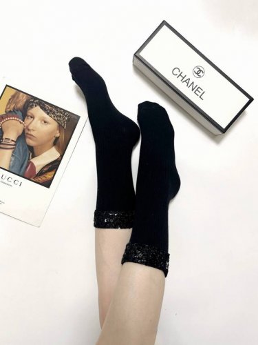配包装 一盒一双 Chanel 香奈儿 经典字母Logo 纯棉中筒袜 ，Ins超火爆中筒袜 纯棉小腿袜，纯棉面料搭配亮片设计，精致潮人必备 ，经典配色 个性时尚