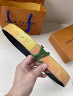 特 4.0宽:Pyramide Trunk L’Il 双面腰带以品牌经典元素烘托醒目数字印花，纪念 Virgil Abloh 的第七场路易威登时装秀。Lv Py