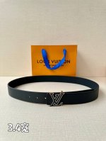 3.4宽 Lv Aerogram单面荔枝纹腰带令 三色Lv Aerogram 搭扣占据中央，一面契合搭扣色彩，另一面呈现反差视效
