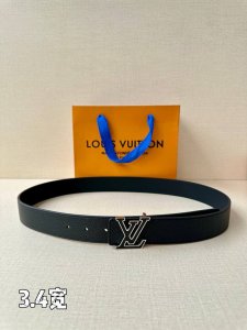3.4宽 Lv Aerogram单面荔枝纹腰带令 三色Lv Aerogram 搭扣占据中央，一面契合搭扣色彩，另一面呈现反差视效