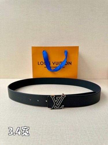 3.4宽 Lv Aerogram单面荔枝纹腰带令 三色Lv Aerogram 搭扣占据中央，一面契合搭扣色彩，另一面呈现反差视效