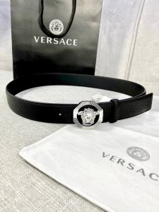 宽度：4.0Cm 范思哲 万象纹腰带饰有标志性的Versace美杜莎头像扣，彰显品牌格调。是一款精美的衣橱必备单品。