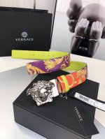 范思哲Versace此款个性皮带由皮革制成，饰有Royal Rebellion印花，配有标志性Medusa五金配件搭扣。4.0Cm宽P270