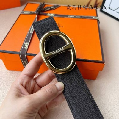 特 品牌：爱玛士新款进口3. 8平滑双面头层小牛皮，手感细腻柔软。搭配纯钢平滑精品钢扣，男士必备！宽度： 3. 8Cm平滑钢扣头层牛皮皮带