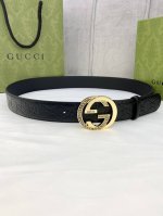 宽度4.0 Gucci互扣式双G带扣腰带，采用光滑原版小牛皮热压印技术的Gucci Signature皮革精制而成，触感厚实，印花图案清晰分明。