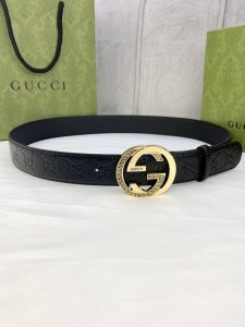 宽度4.0 Gucci互扣式双G带扣腰带，采用光滑原版小牛皮热压印技术的Gucci Signature皮革精制而成，触感厚实，印花图案清晰分明。