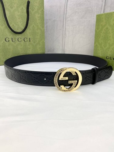 宽度4.0 Gucci互扣式双G带扣腰带，采用光滑原版小牛皮热压印技术的Gucci Signature皮革精制而成，触感厚实，印花图案清晰分明。