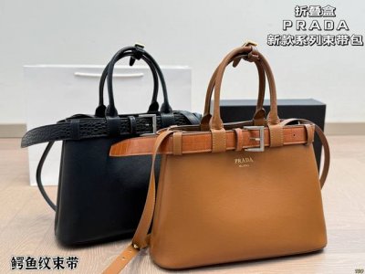 折叠盒 普拉达 Prada 新款束带包 鳄鱼纹束带 有没有被这款Belt 束带手提包惊艳到呢 简练挺括的梯形外观 简直就是时尚界的一股清流！ 优雅与功能兼备实用