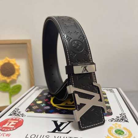 品名：Lv..路易..威登 材质：原单牛皮腰带 百分百头层牛皮腰带保证真皮，24K纯钢扣，专柜原单品质、做工精细，时尚大牌，送人自用首选 包装： 请认准如图专柜 - 点击图像关闭