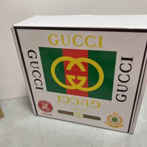 品名：古奇.Gu...Ci 原单 材质：原单牛皮腰带 专柜原单品质、做工精细，时尚大牌，送人自用首选 包装： 请认准如图专柜包装赠送打孔器手提袋专柜礼盒宽度3.