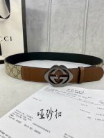 宽度4.0Cm Gucci 这款腰带在早秋系列中惊艳亮相，采用以标志性米色 乌木色组合呈现的品牌双G字母交织图案，与黑色皮革材质相得益彰。双G菱形砂扣采用做旧效