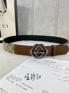 宽度4.0Cm Gucci 这款腰带在早秋系列中惊艳亮相，采用以标志性米色 乌木色组合呈现的品牌双G字母交织图案，与黑色皮革材质相得益彰。双G菱形砂扣采用做旧效