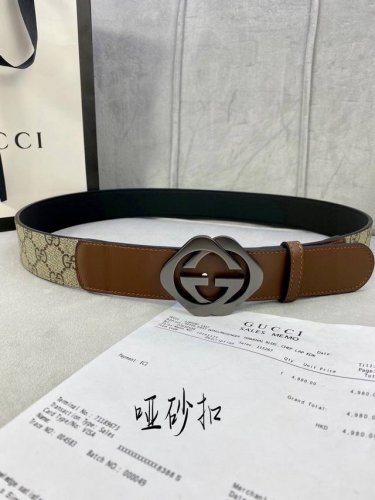 宽度4.0Cm Gucci 这款腰带在早秋系列中惊艳亮相，采用以标志性米色 乌木色组合呈现的品牌双G字母交织图案，与黑色皮革材质相得益彰。双G菱形砂扣采用做旧效