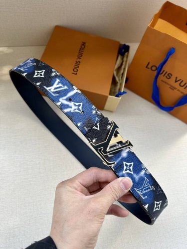 特 Lv 4.0宽Initials Mng Bandana 双面腰带瞩目焕新经典设计，一面展现 春夏系列的 Monogram Bandana 帆布，另一面采用素