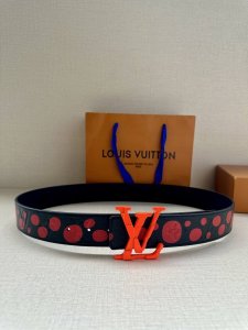 4.0宽 Lv Shape 双面腰带以 荔技面展现经典元素的当代姿采，尽释皮具系列的盎然活力。牛皮革增添沉稳一面，Lv Shape 搭扣呈现雾面观感。