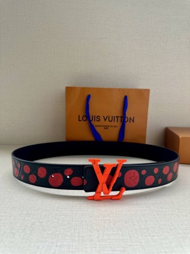 4.0宽 Lv Shape 双面腰带以 荔技面展现经典元素的当代姿采，尽释皮具系列的盎然活力。牛皮革增添沉稳一面，Lv Shape 搭扣呈现雾面观感。