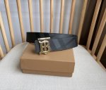 burberry 巴宝莉 Tb专属标识图案 意大利制皮革腰带 采用百搭双色设计 宽:4.0Cm 今年B家最新款式 亲们赶紧转图下单哦！ 简单精致 流行款