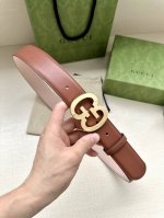 宽度4.0 GUCCI 历史细节和现代元素是Gucci最新系列的特点。历史的花押字硬件致敬品牌的创始人Guccio Gucci。这款腰带采用黑色皮革精制而成，饰