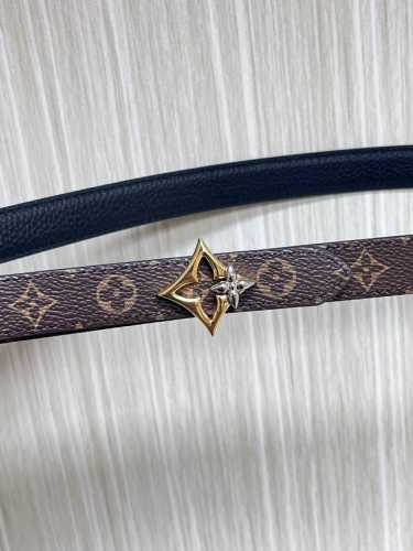 2.0宽，当季新款，双面腰带一面进口牛皮，另一面进口帆布印花，搭配精品四心口，做工精细，实物实拍，是女神的必备之一。