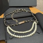 香家新款珍珠腰穿链 DDD 珍珠链与双层编织牛皮设计，做工精致，整体造型大气出众，同时融合众多元素，设计感十足，还可以当项链. DDD