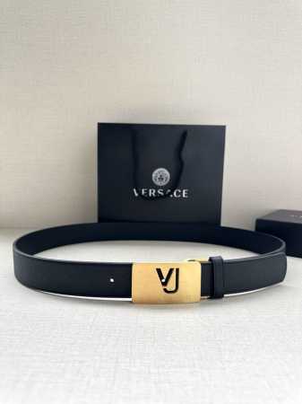 宽度3.5Cm此款35全牛皮皮带，饰有金属Greca搭扣，正面刻有Versace Logo。 Greca Goddess搭扣 Logo雕刻 材质：100%牛皮 - 点击图像关闭