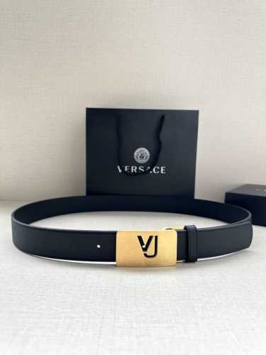 宽度3.5Cm此款35全牛皮皮带，饰有金属Greca搭扣，正面刻有Versace Logo。 Greca Goddess搭扣 Logo雕刻 材质：100%牛皮