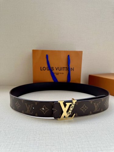 4.0宽 Lv Pixel 双面腰带别具一格，为经典搭扣融入潮流新元素，使标志性的 Lv 字母呈现出立体像素效果，独具魅力。其一面是 Monogram 帆布，一