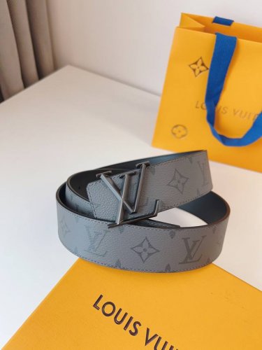 特 Lv 这款经典而又魅力恒久的腰带外型宽大，带扣和牛仔装相得益彰，彰显一派休闲气息。易搭配各类服饰；经典不过时。宽度：40Mm