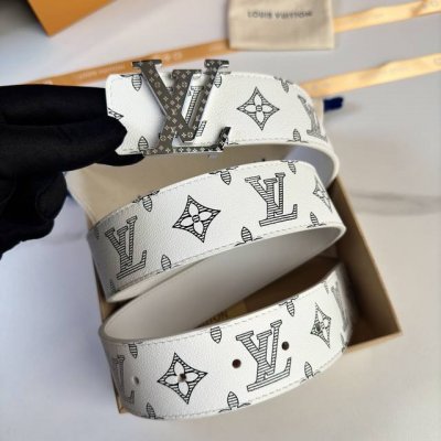 原版包裝 L0Uis Vuitt0N 專櫃最新升級版本 寬度40Mm 原廠小荔面壓刻有花型圖案效果 內襯進口柔軟小牛皮底 搭配新款字母搭扣 百搭易襯