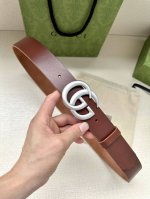 特 Gucci单层树膏皮革腰带，配有品牌标志性双G带扣。无涂层褪色皮革材质。 棕色皮革 钯金色调配件 双G带扣 搭扣：做旧复古双G扣 适用低腰和高腰两种穿戴方式