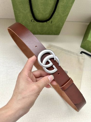 特 Gucci单层树膏皮革腰带，配有品牌标志性双G带扣。无涂层褪色皮革材质。 棕色皮革 钯金色调配件 双G带扣 搭扣：做旧复古双G扣 适用低腰和高腰两种穿戴方式