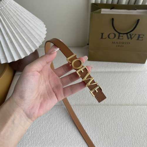特 罗意威新款光滑牛皮革腰带，饰以金属Loewe标志，宽1.5Cm，五孔调节。颜色：土黄色