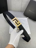 宽度3.5Cm Versace范思哲此款柔软的手掌纹皮底皮带饰有一个几何形状的希腊回纹别扣，既时尚又优雅。