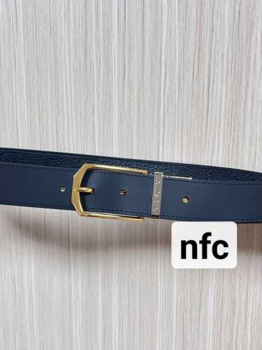 3.5双面进口牛皮，单面Z荔枝纹压花，搭配精品单桥旋转分身色扣。实物实拍，官网同步。